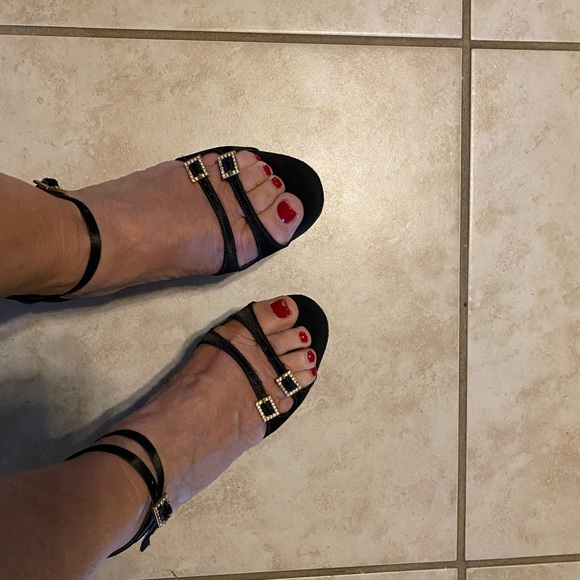 Gorgeous 3-inch heel, black satin shoes that are beautiful for many occasions. - Picture 9 of 12